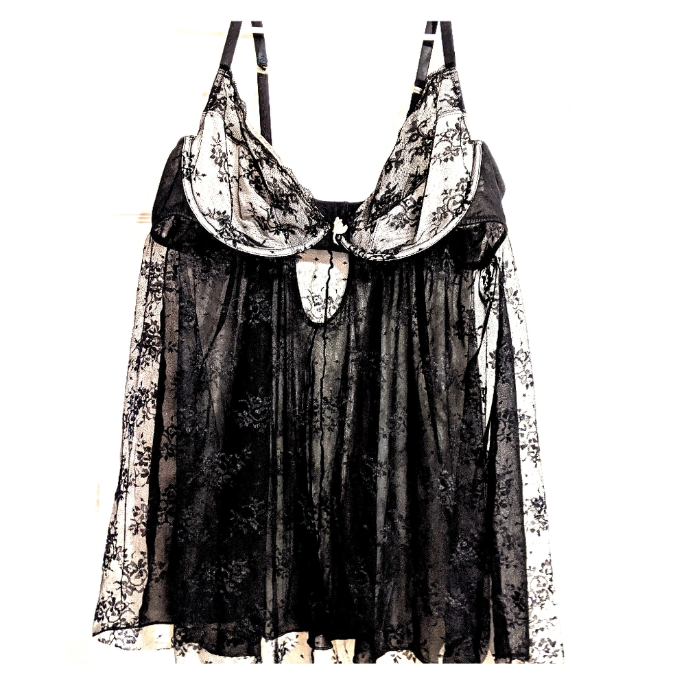 Lace and satin cacique nighty